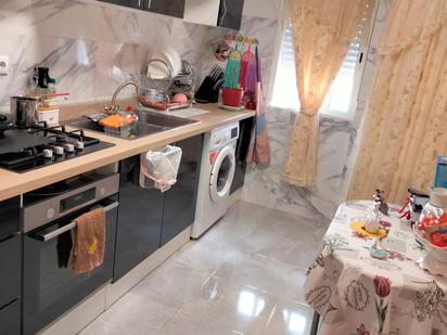 Küche von Wohnung zum verkauf in Villar del Arzobispo mit Klimaanlage und Balkon