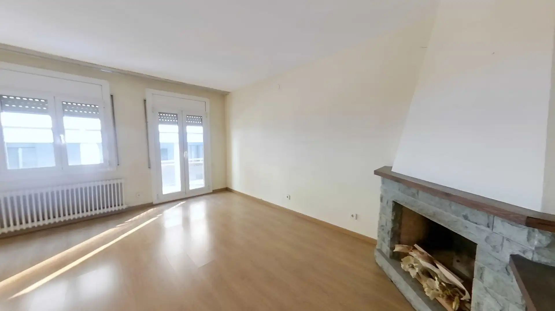 Wohnzimmer von Einfamilien-Reihenhaus zum Verkauf in Sabadell mit Klimaanlage, Heizung und Privatgarten