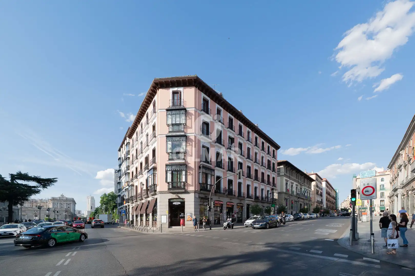 Vista exterior de Piso en venta en Madrid con Calefacción