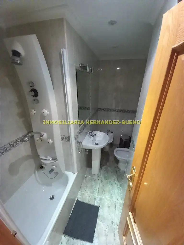 Bathroom of Flat for rent in Salamanca