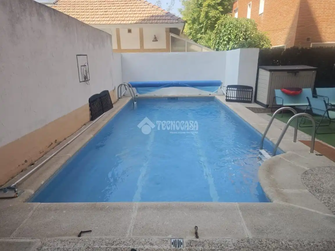 Piscina de Casa o xalet en venda en Madrid amb Calefacció i Piscina