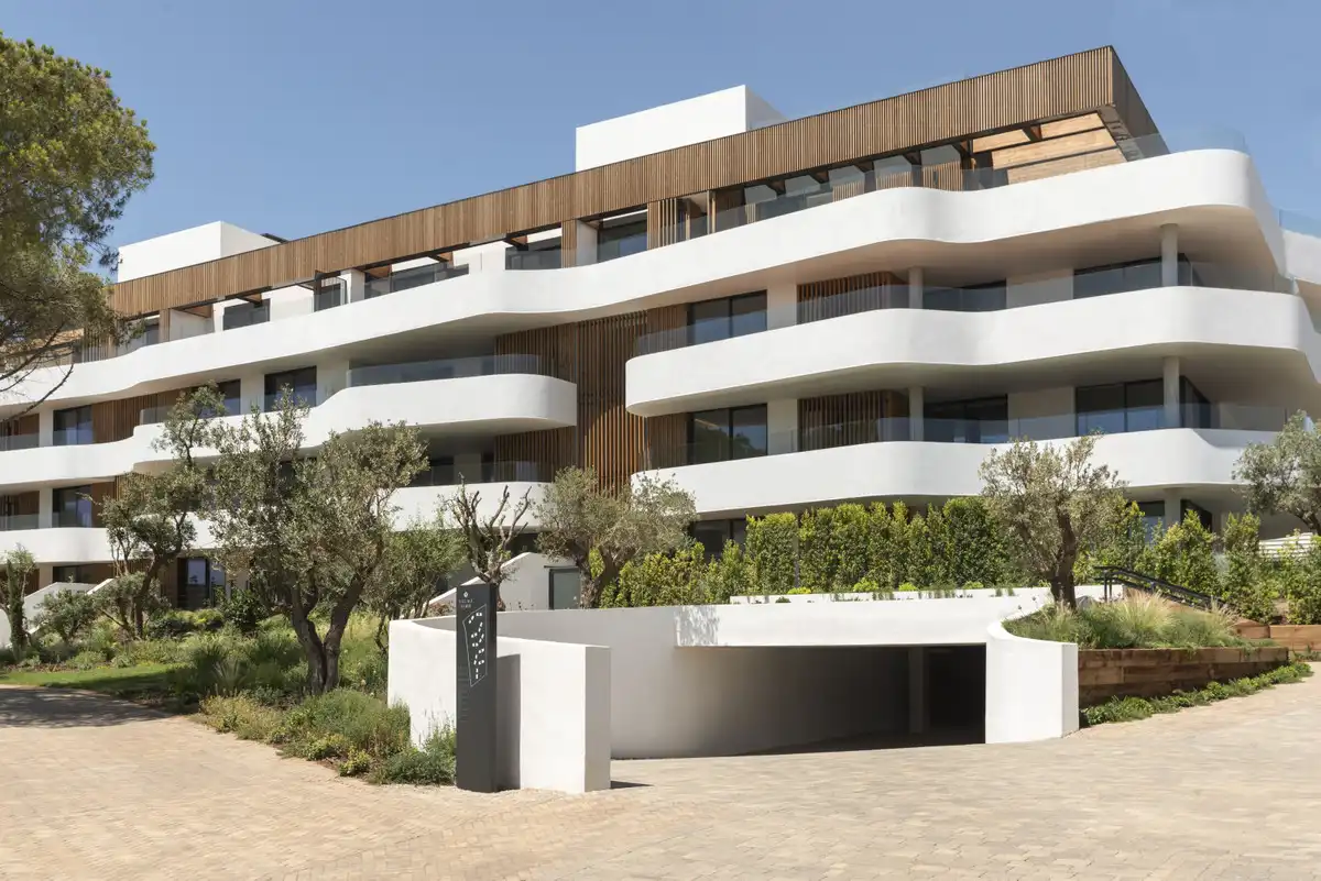 Vista exterior de Planta baixa en venda en Sotogrande amb Aire condicionat, Jardí privat i Terrassa