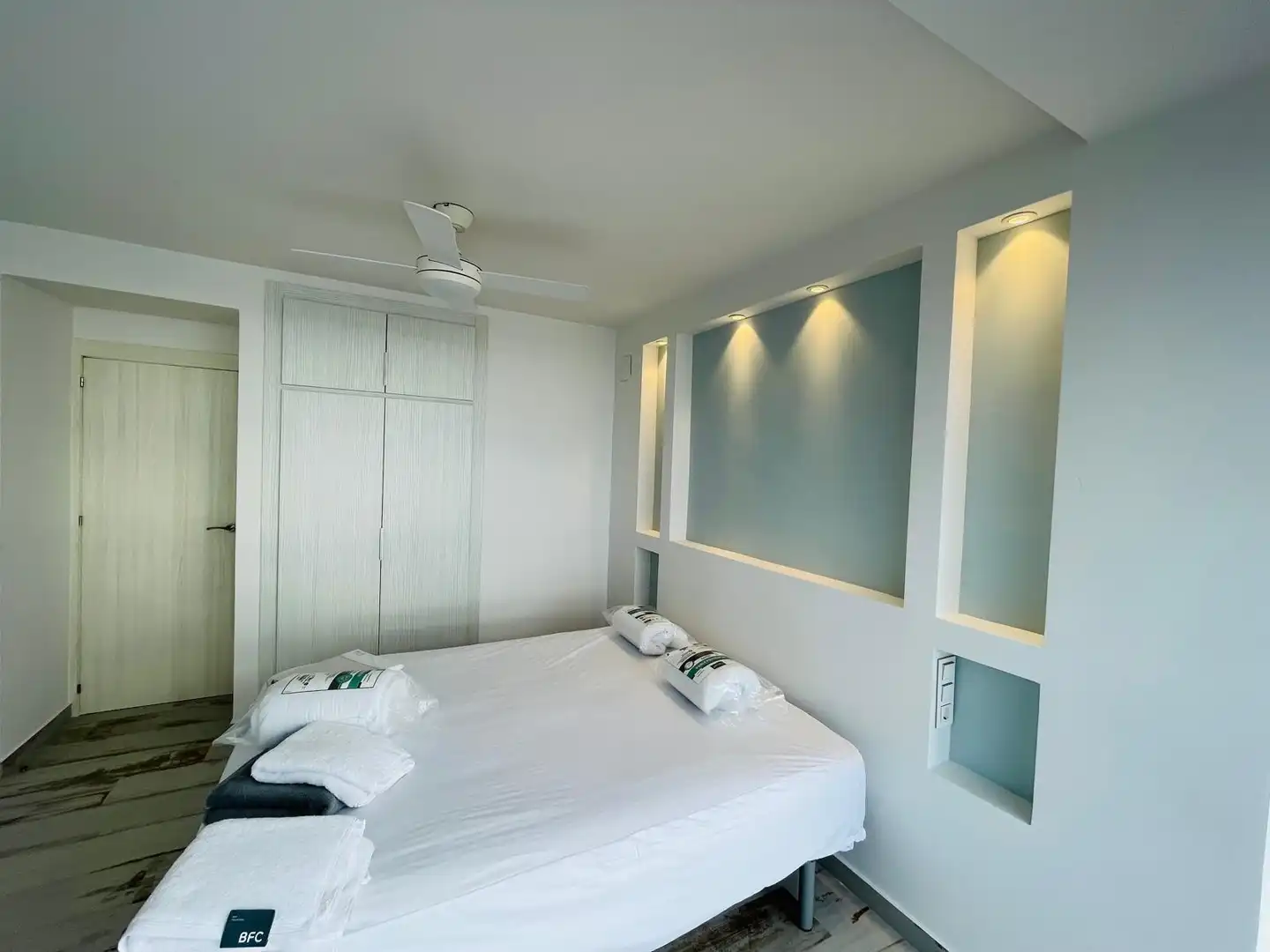 Dormitori de Apartament de lloguer en Torrevieja amb Calefacció, Terrassa i Piscina