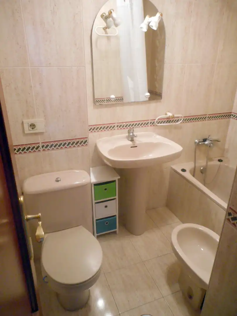 Badezimmer von Wohnungen zur Miete in Cáceres mit Klimaanlage und Möbliert