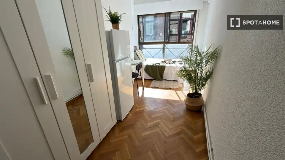 Habitación de Piso de alquiler en Madrid con Aire acondicionado, Calefacción y Amueblado