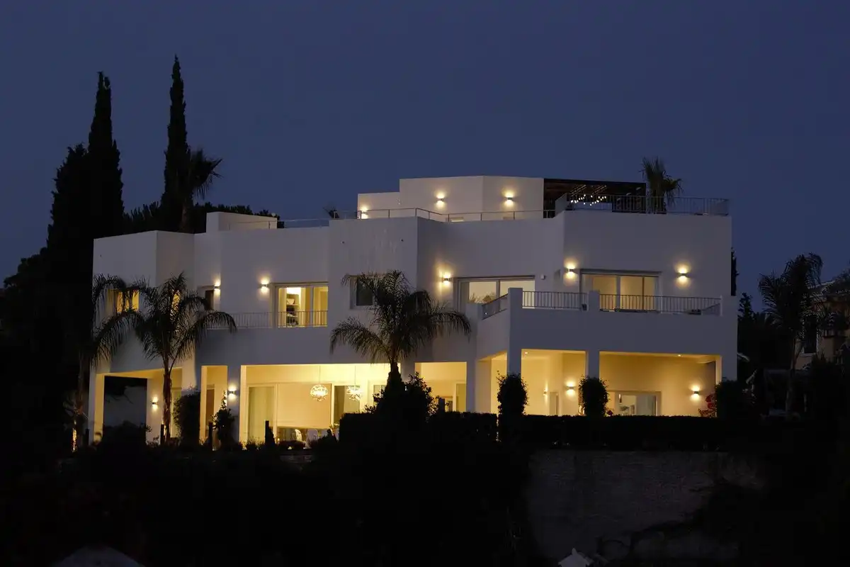 Vista exterior de Casa o xalet en venda en Marbella amb Aire condicionat, Calefacció i Jardí privat