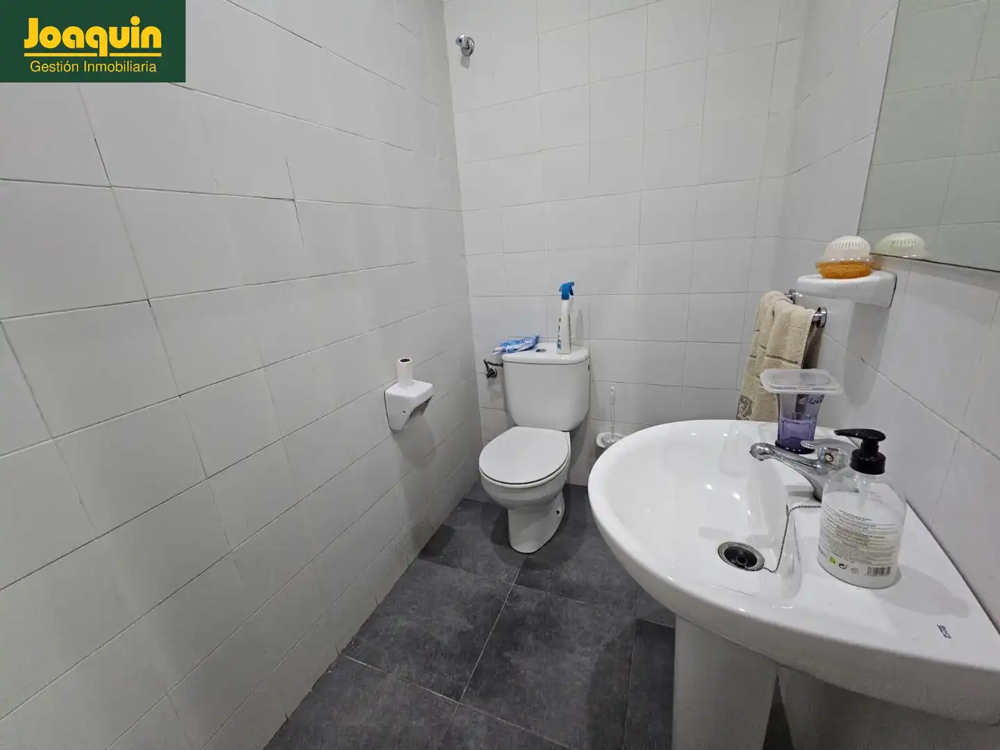 Bathroom of Commercial properties for rent in Córdoba  with Air Conditioner