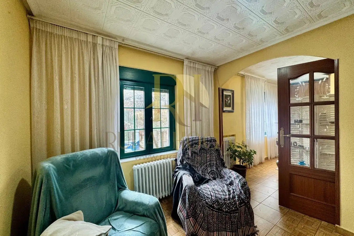 Sala d'estar de Casa o xalet en venda en La Pola de Gordón  amb Calefacció i Jardí privat