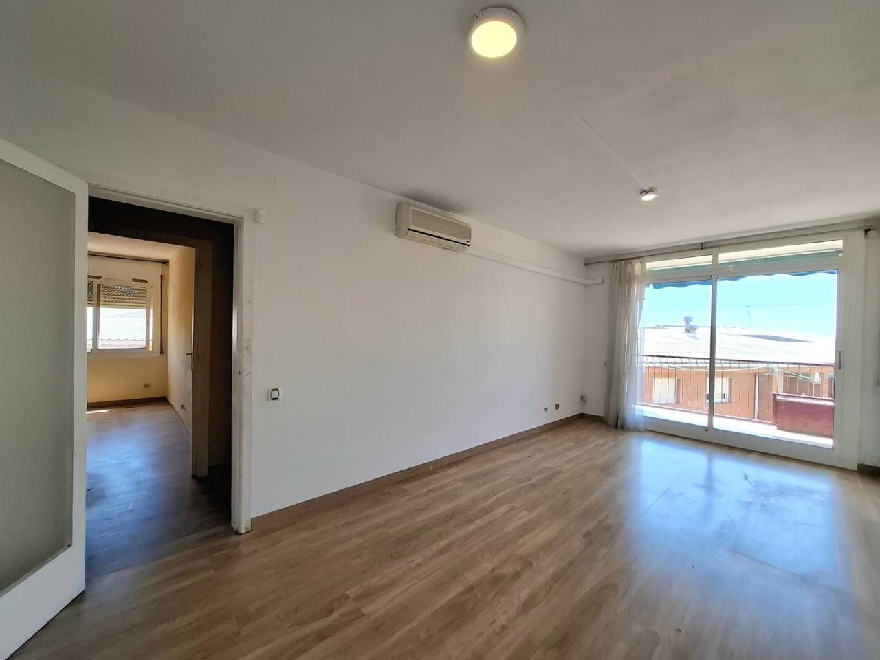 Living room of Flat for sale in Cubelles  with Air Conditioner, Parquet flooring and Terrace