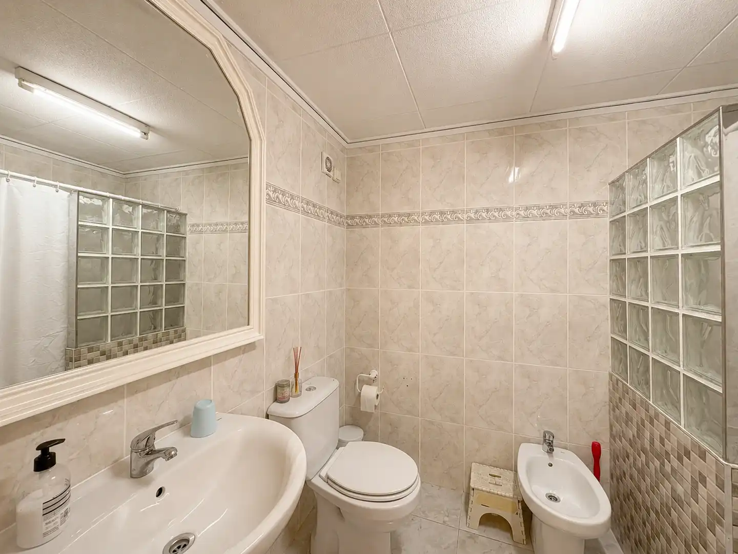 Baño de Piso en venta en Guardamar del Segura con Terraza y Amueblado