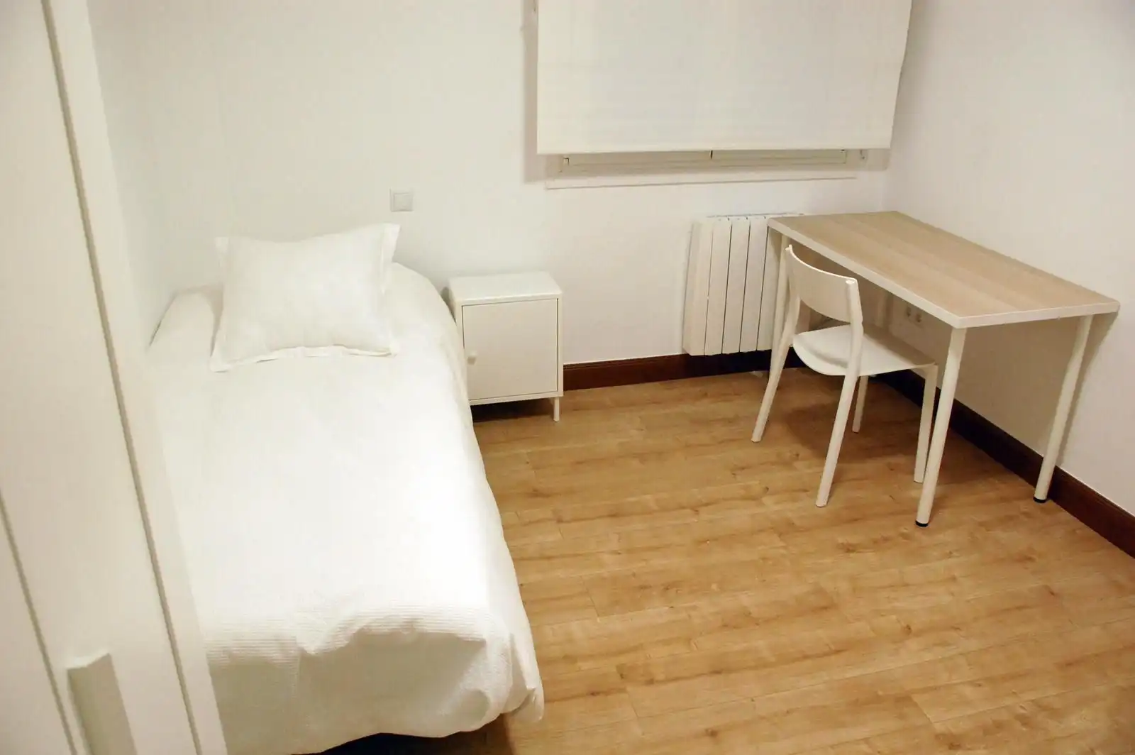 Schlafzimmer von Wohnung zur Miete in Bilbao  mit Heizung, Parkett und Möbliert