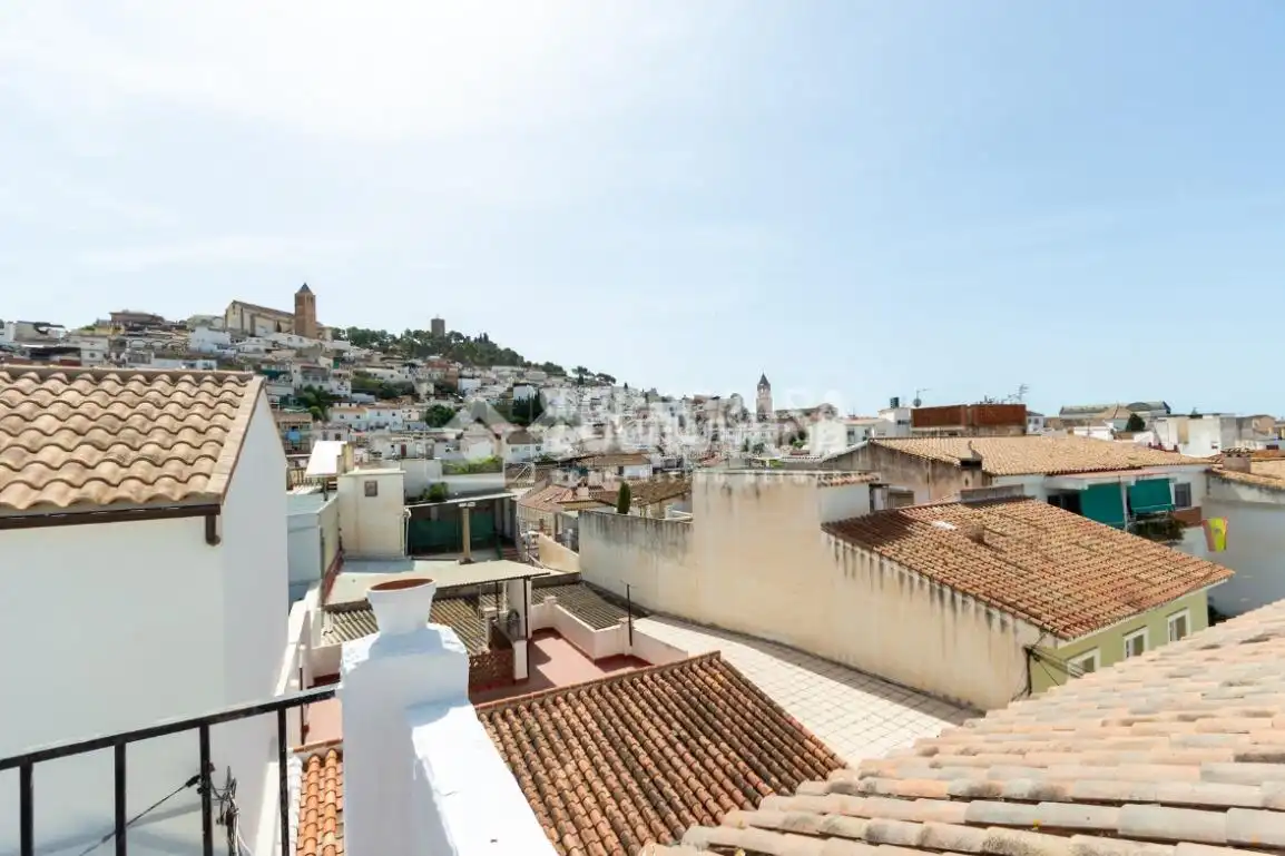 Außenansicht von Einfamilien-Reihenhaus zum Verkauf in Vélez-Málaga mit Terrasse und Balkon