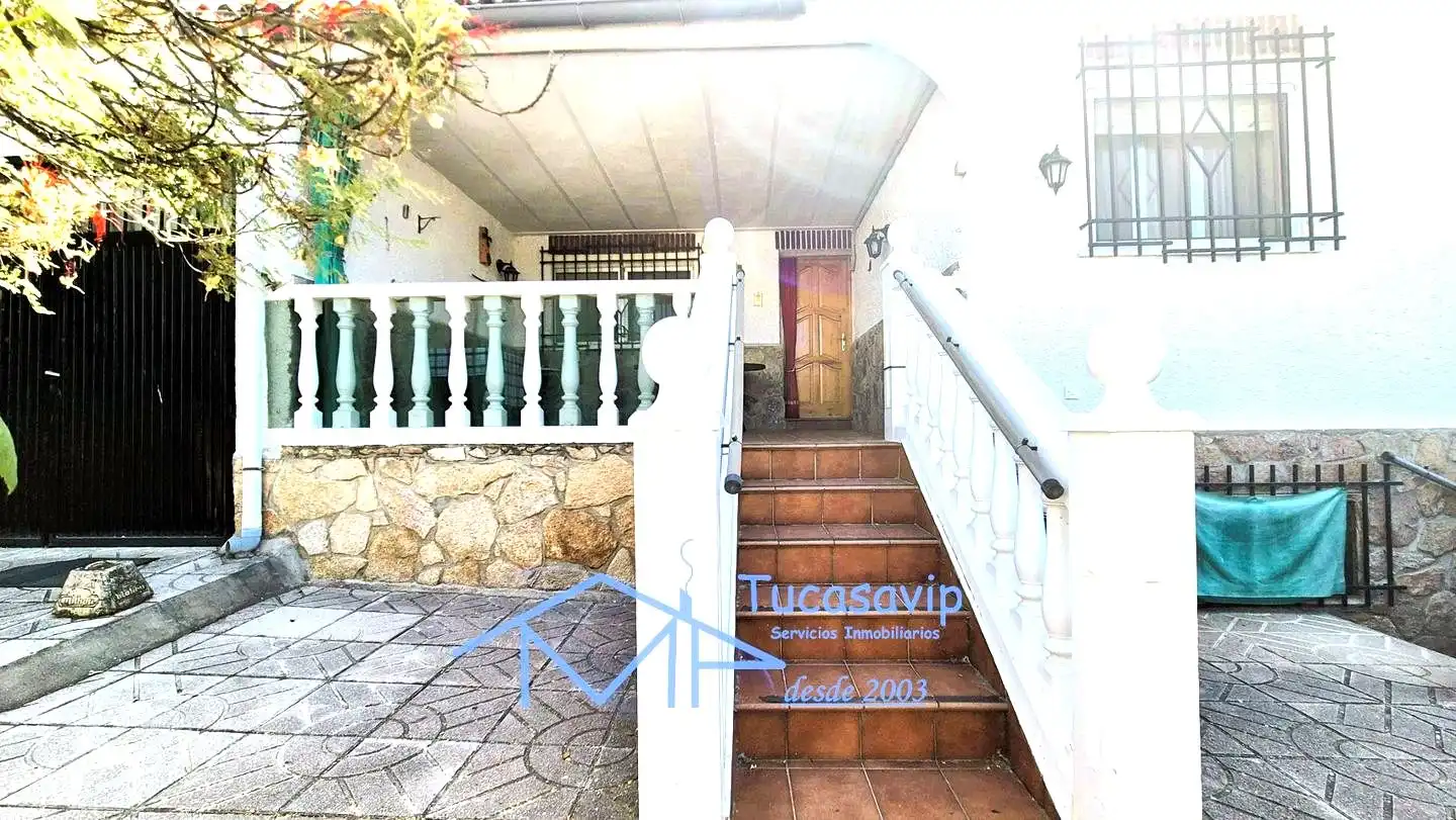 Vista exterior de Casa adosada en venda en Pelayos de la Presa amb Calefacció, Jardí privat i Terrassa