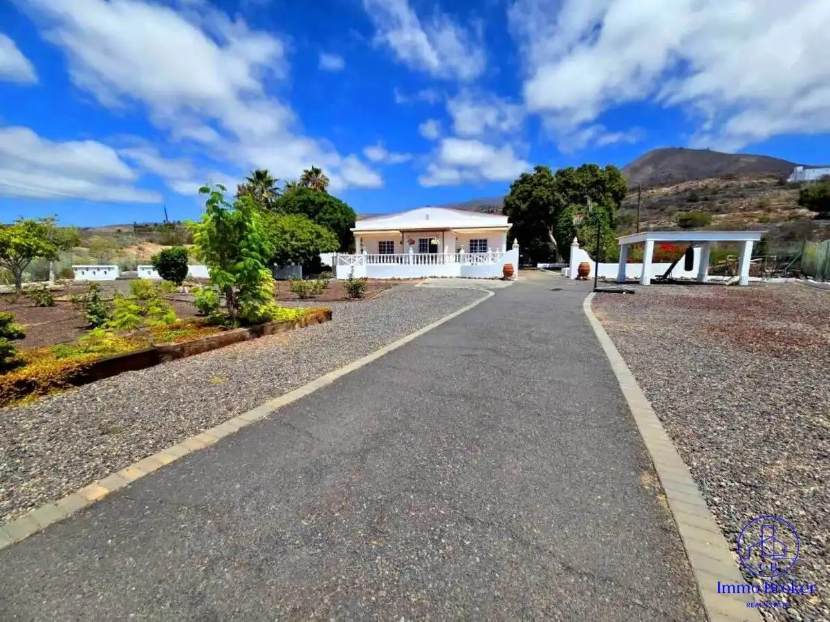 Vista exterior de Finca rústica en venda en Guía de Isora amb Aire condicionat, Jardí privat i Traster