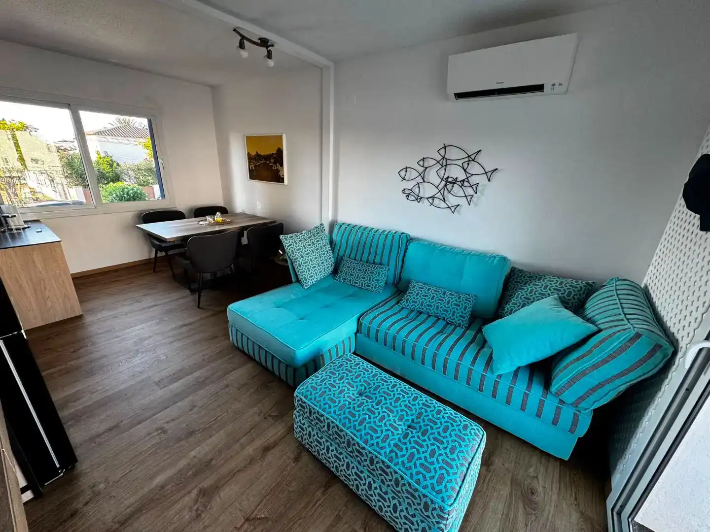 Sala d'estar de Casa adosada en venda en Empuriabrava amb Aire condicionat i Balcó