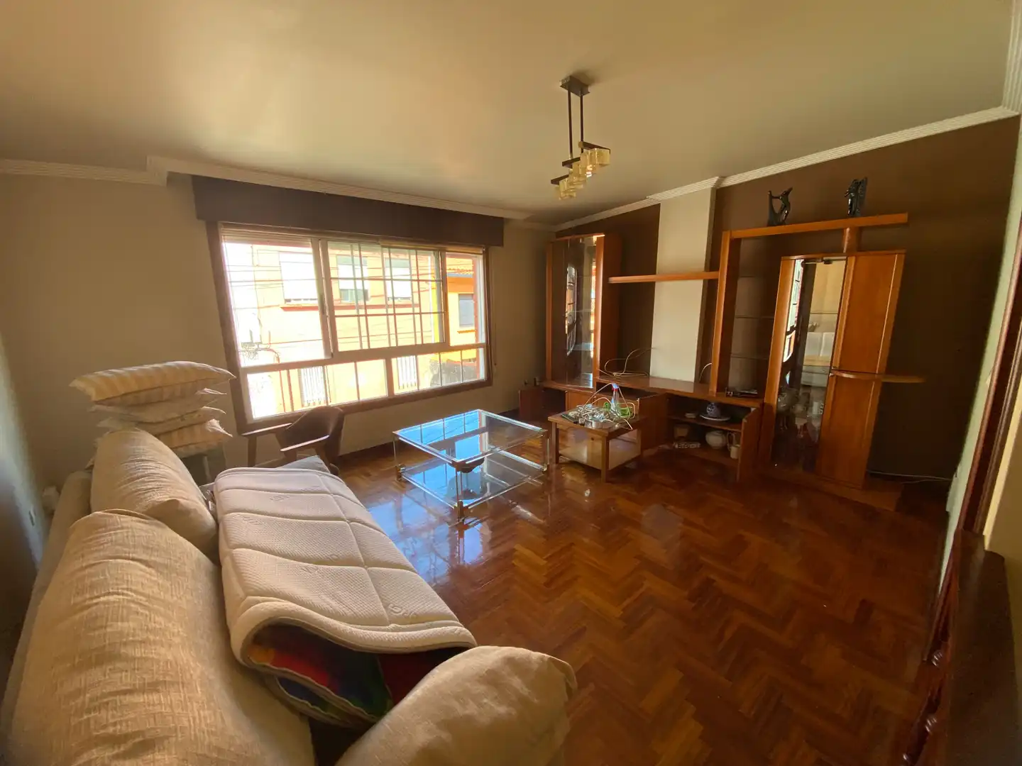 Sala d'estar de Casa adosada en venda en Vigo  amb Calefacció i Parquet