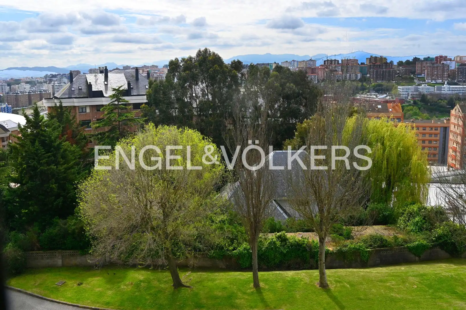 Außenansicht von Wohnung zum Verkauf in Santander mit Heizung, Privatgarten und Abstellraum