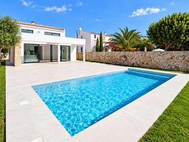 Chalet con balcón en venta en Cala Blanca