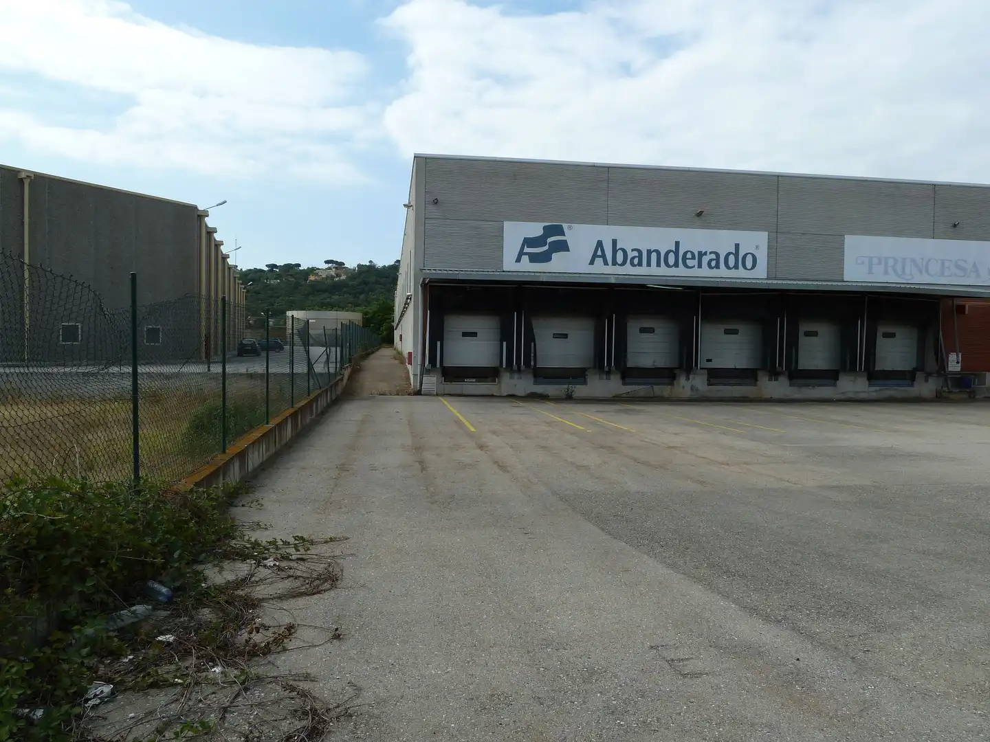Außenansicht von Fabrikhallen zur Miete in Massanes