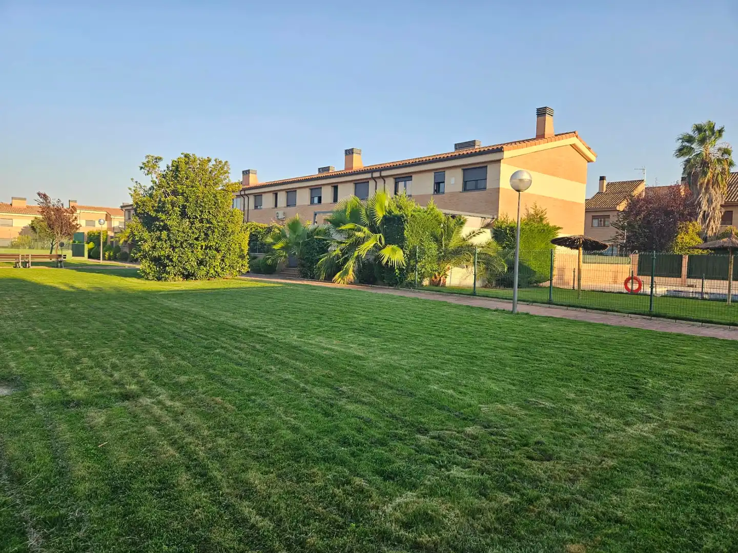 Vista exterior de Casa o xalet en venda en Navalcarnero amb Calefacció, Jardí privat i Piscina comunitària