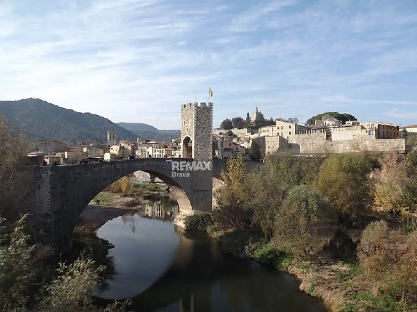 Vista exterior de Casa o xalet en venda en Besalú amb Parquet i Terrassa