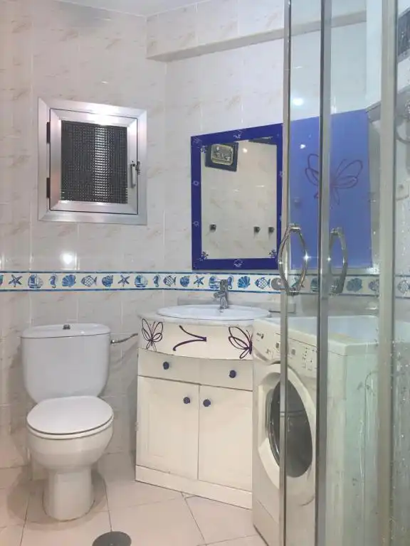 Bathroom of Ground floor for rent in Madrid  with Air Conditioner and Heating