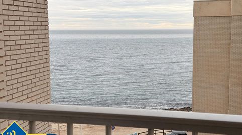 Apartamento renovado con terraza, en la provincia de Alicante, en la ciudad de Torrevieja, en la zona de Playa de los Locos. 3 hab