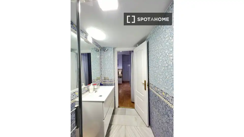 Badezimmer von Wohnung zur untervermieten in Madrid mit Klimaanlage, Terrasse und Möbliert