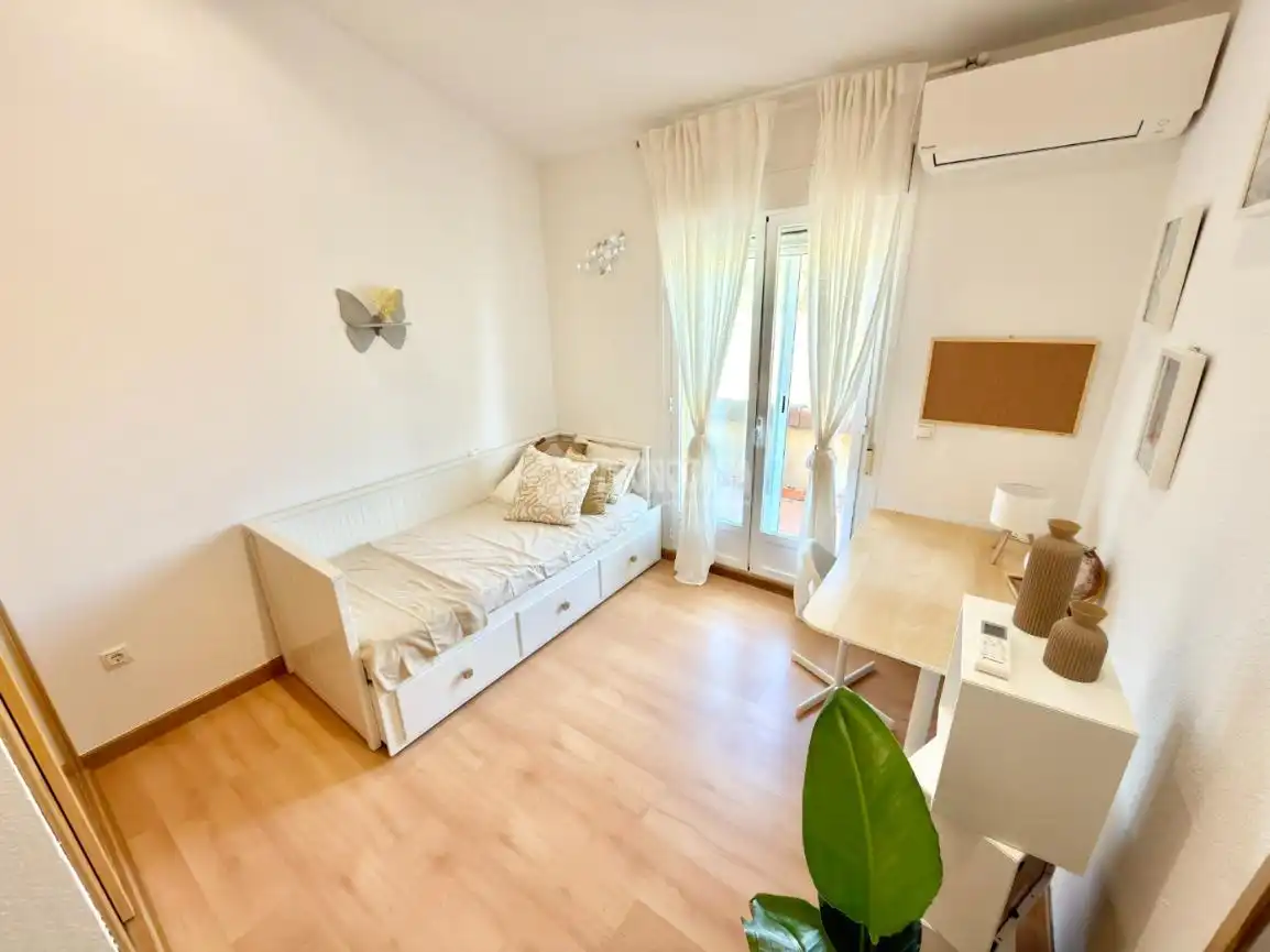 Habitación de Casa adosada en venta en Cabanillas del Campo con Calefacción, Parquet y Trastero