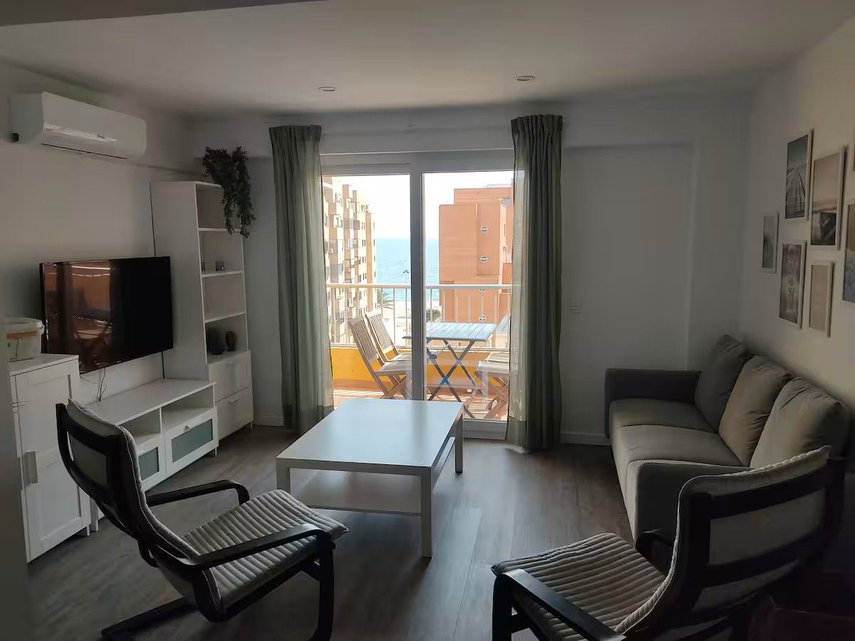 Sala de estar de Piso de alquiler en  Almería Capital con Aire acondicionado, Amueblado y TV