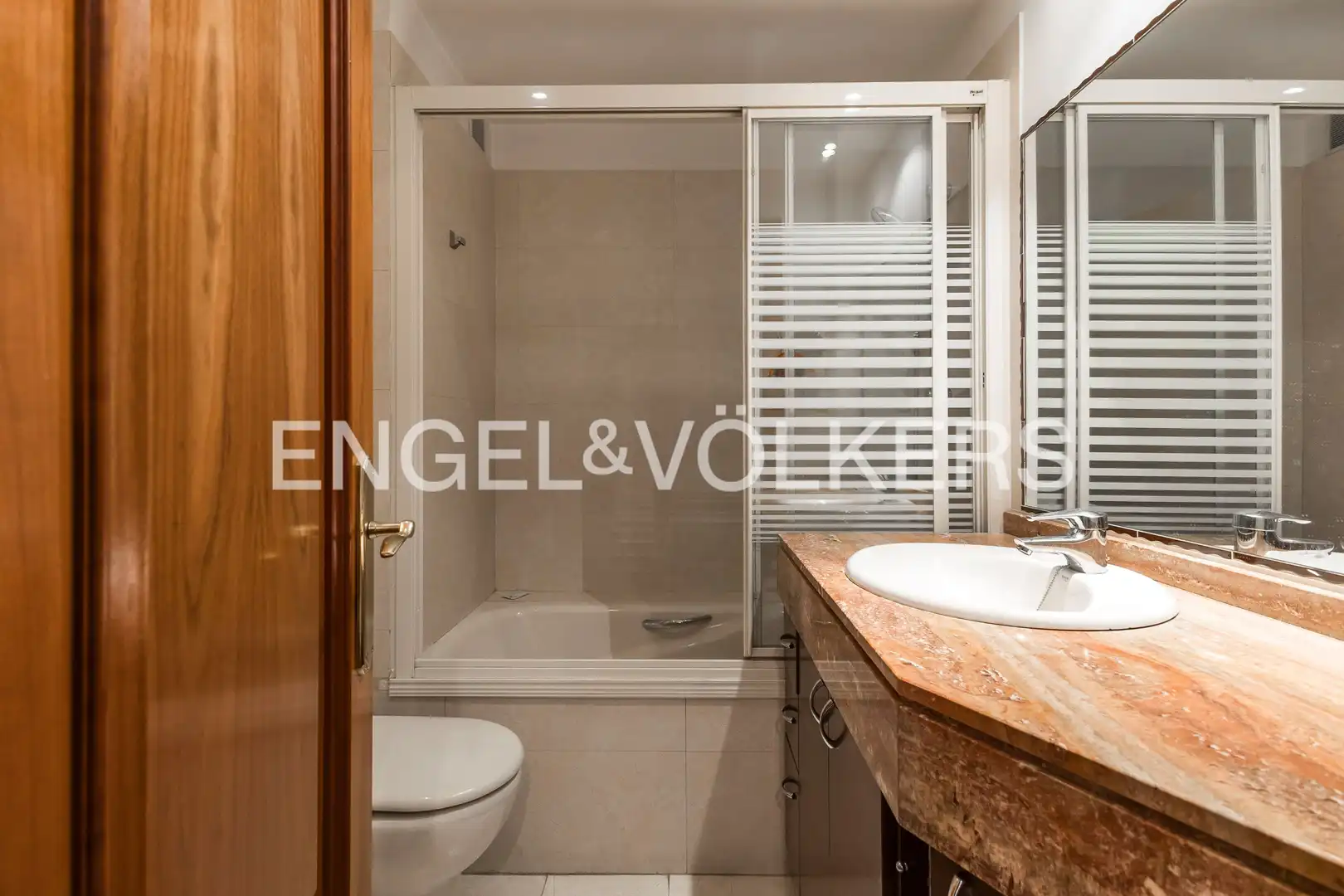 Baño de Piso en venta en Madrid con Calefacción y Balcón
