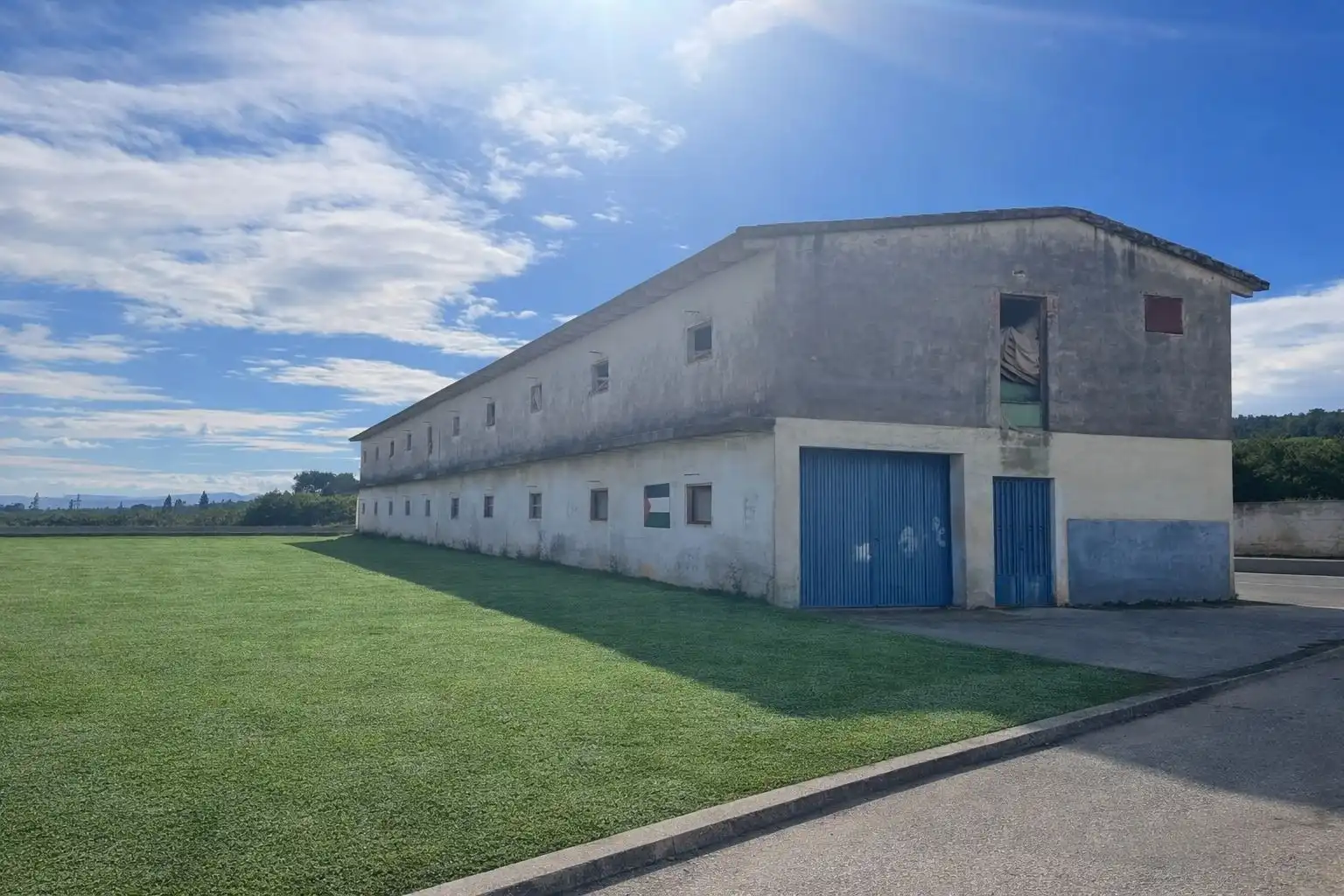 Außenansicht von Fabrikhallen zum Verkauf in Chella