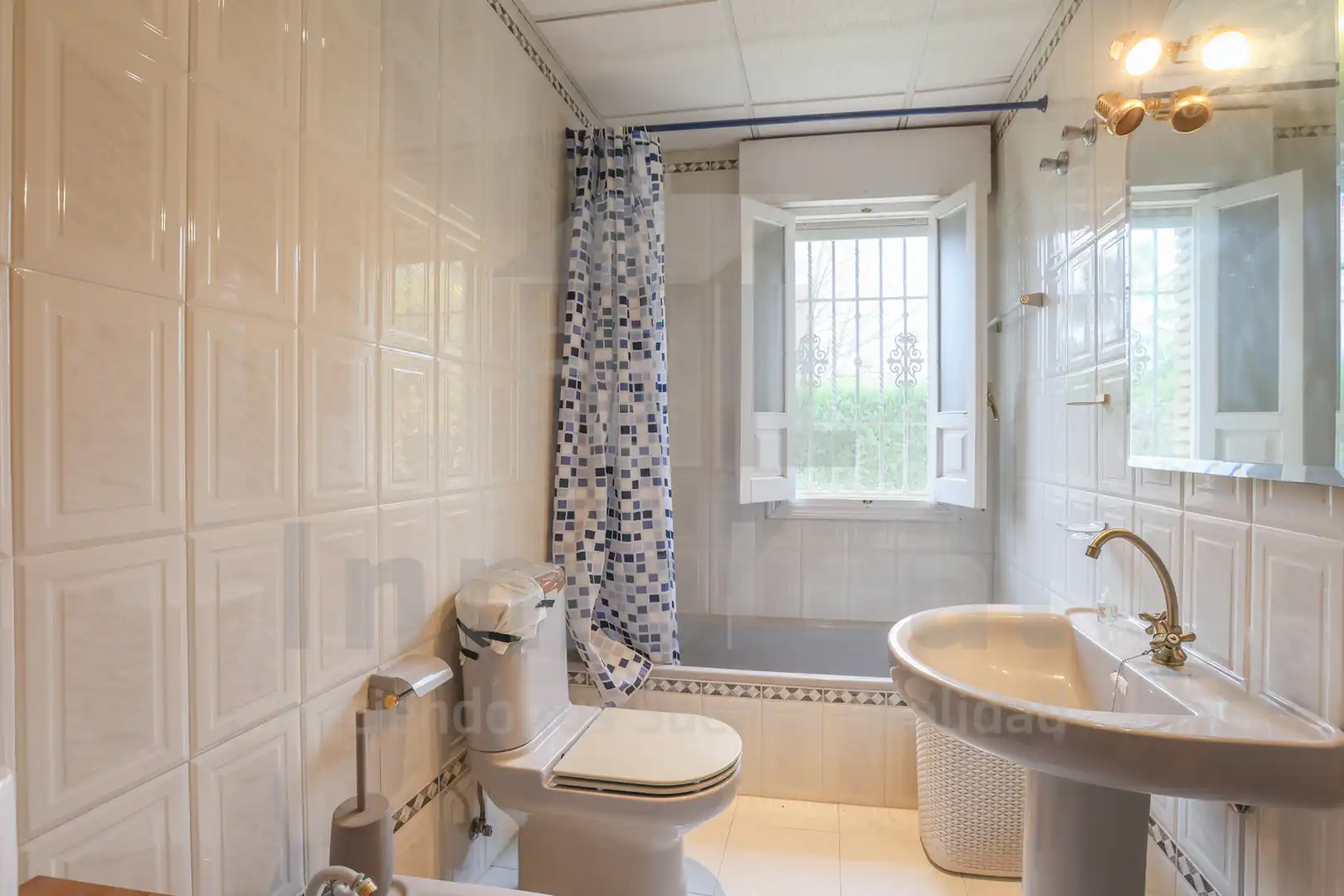 Bathroom of Houses for sale in Espartinas  with Air Conditioner, Heating and Private garden