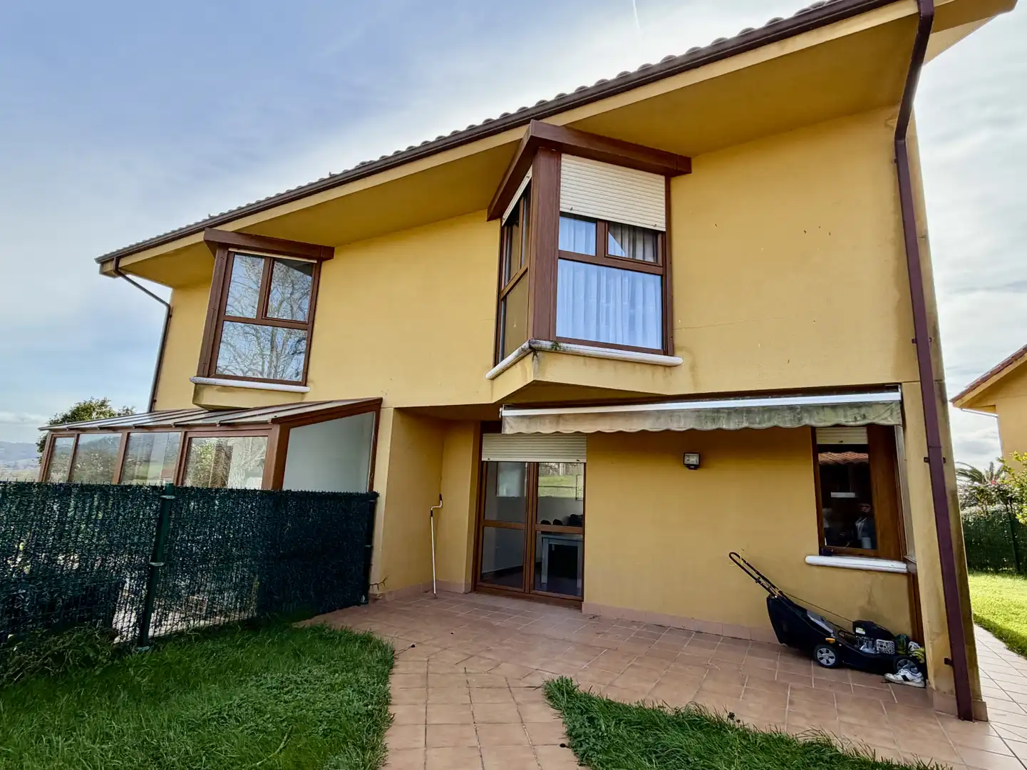 Vista exterior de Casa adosada en venta en Penagos con Calefacción, Jardín privado y Terraza