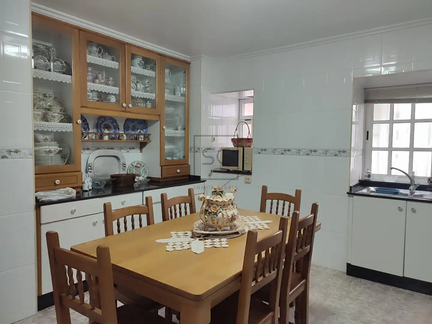 Küche von Einfamilien-Reihenhaus zum Verkauf in Ares mit Terrasse, Abstellraum und Möbliert