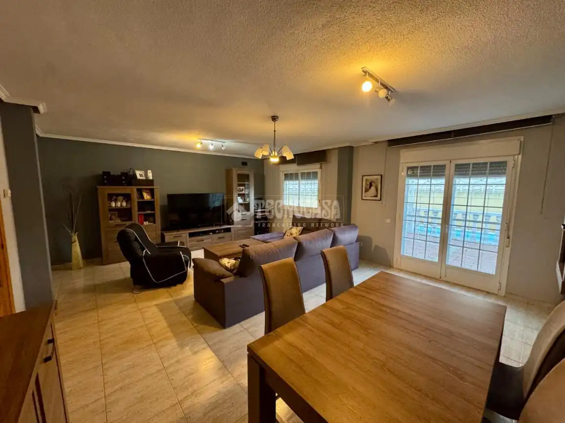 Sala de estar de Casa adosada en venta en Villanueva de la Torre con Aire acondicionado