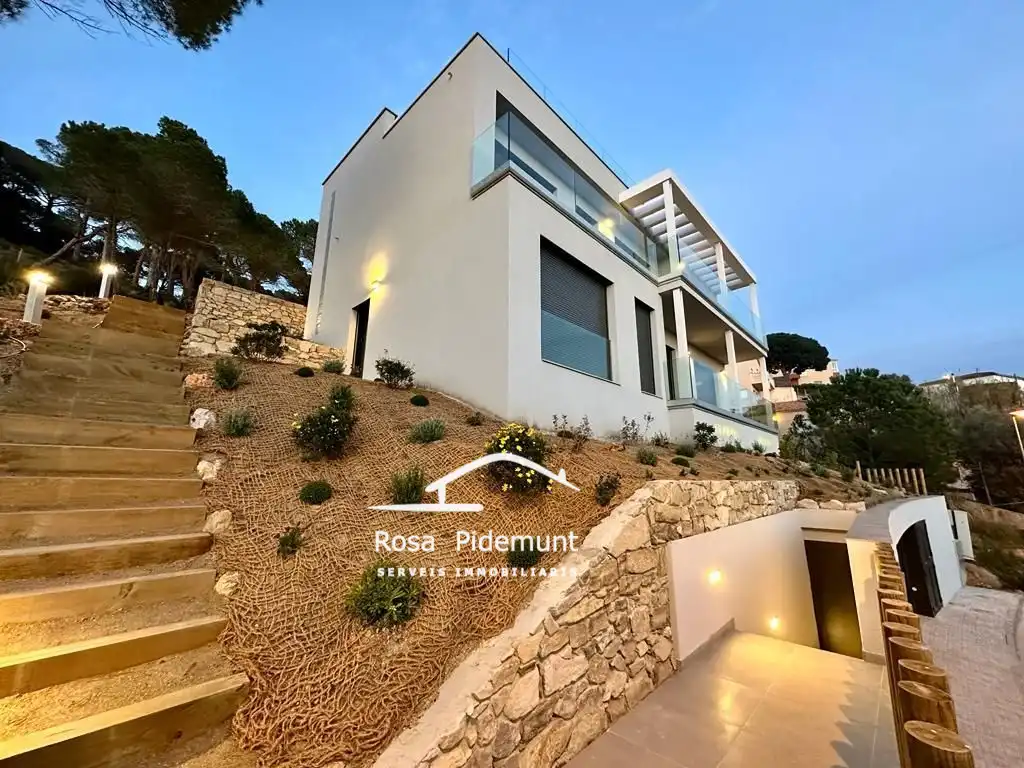 Casa amb piscina en venda a Carrer València