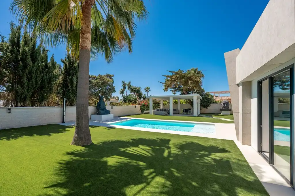 Piscina de Casa o chalet en venta en Marbella con Aire acondicionado, Calefacción y Jardín privado
