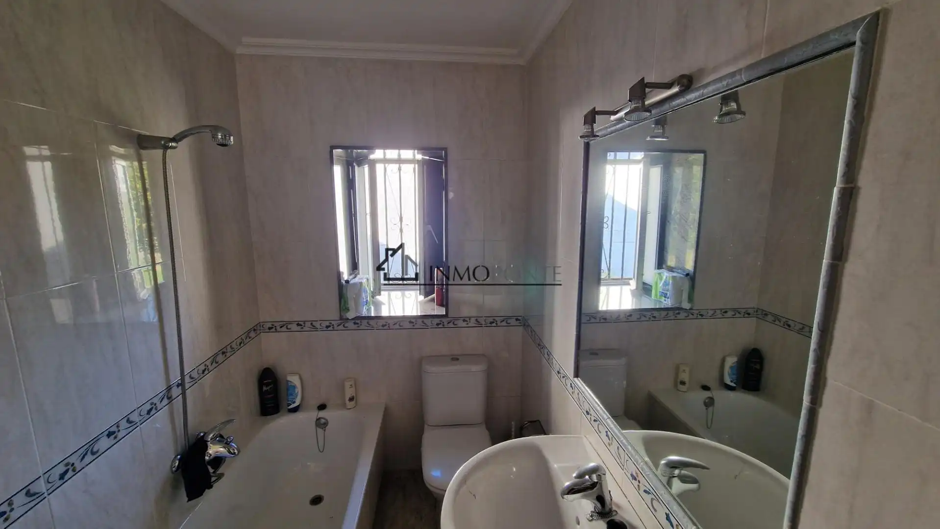 Bany de Casa o xalet en venda en Pontevedra Capital  amb Jardí privat
