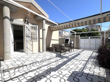 Villa con balcone in vendita a Avenida de las Urracas 142