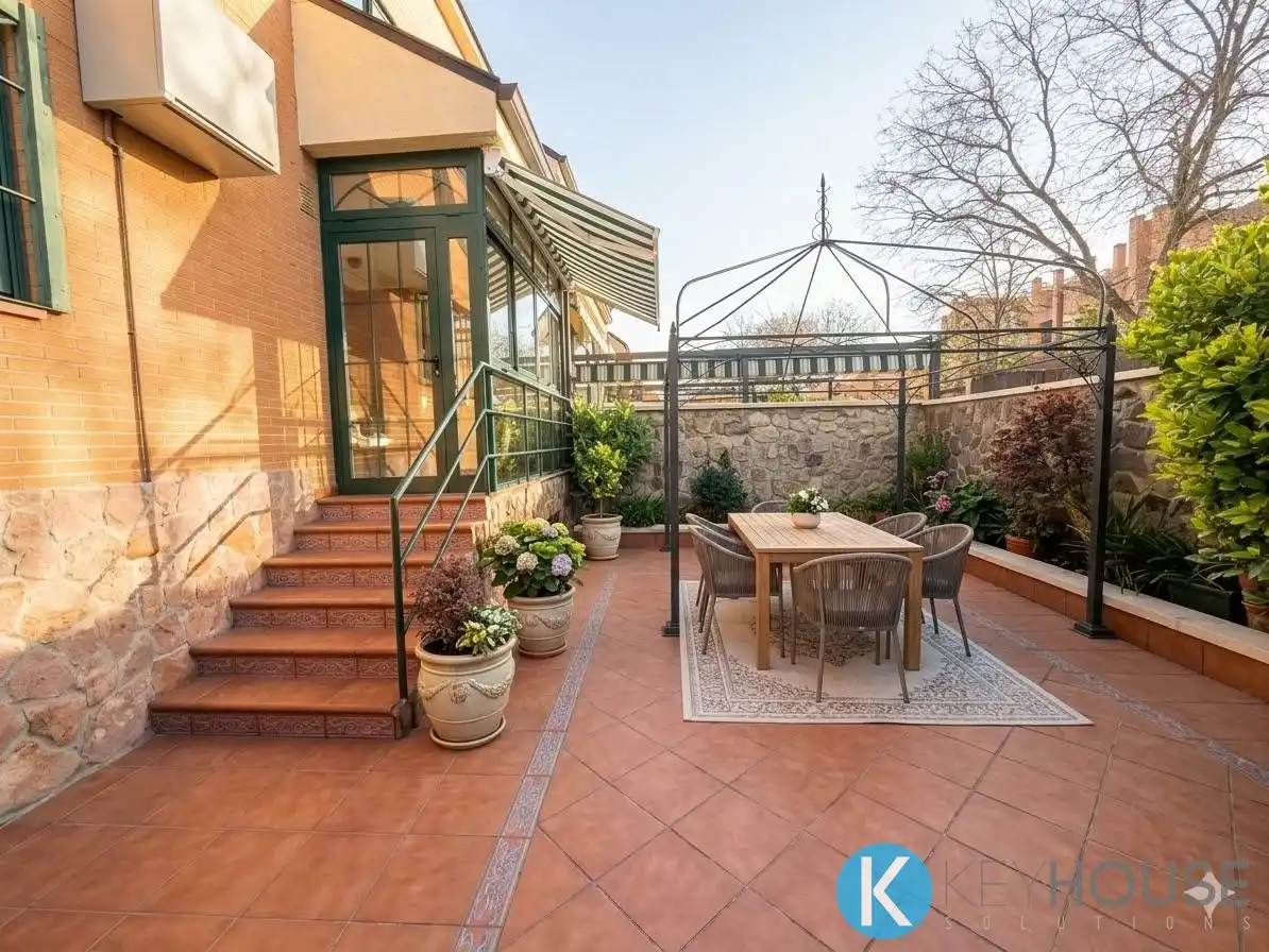 Terrassa de Casa adosada en venda en San Fernando de Henares amb Aire condicionat, Calefacció i Jardí privat