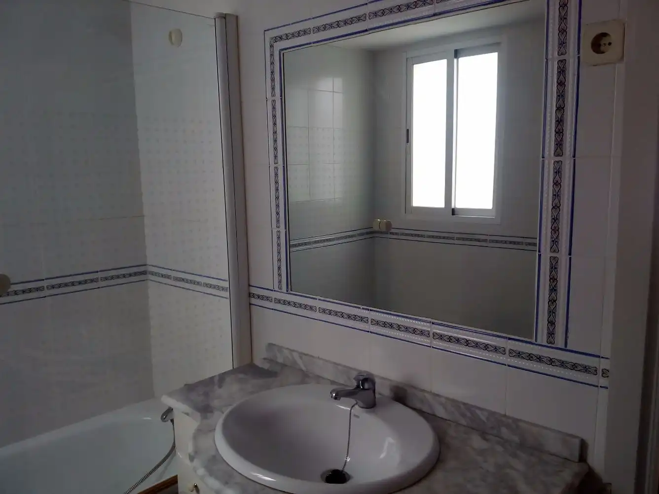 Baño de Piso de alquiler en Madrid con Calefacción, Parquet y Terraza