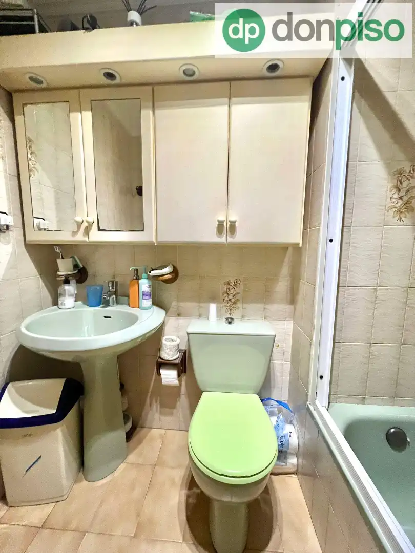 Badezimmer von Wohnung zum Verkauf in Santander mit Möbliert und Balkon