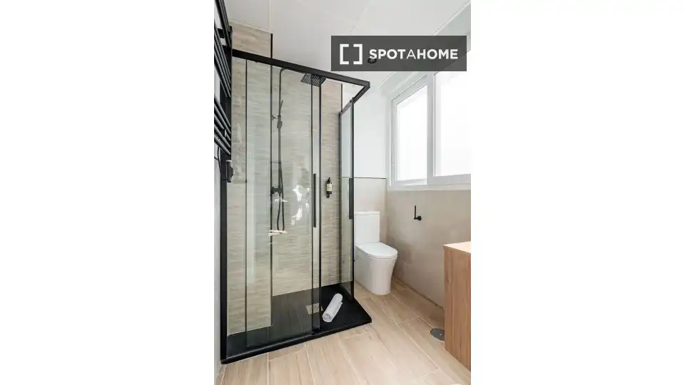 Bathroom of Flat for rent in Madrid  with Air Conditioner, Heating and Furnished