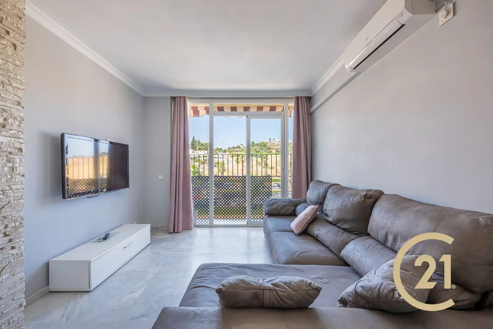 Sala d'estar de Pis en venda en Marbella amb Aire condicionat, Forn i Rentadora