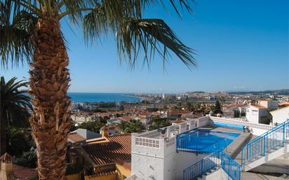 Vista exterior de Casa o xalet en venda en Vélez-Málaga amb Aire condicionat, Terrassa i Piscina