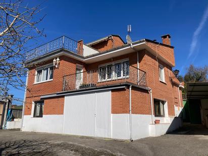 Vista exterior de Casa o xalet en venda en Villaviciosa amb Terrassa, Piscina i Balcó