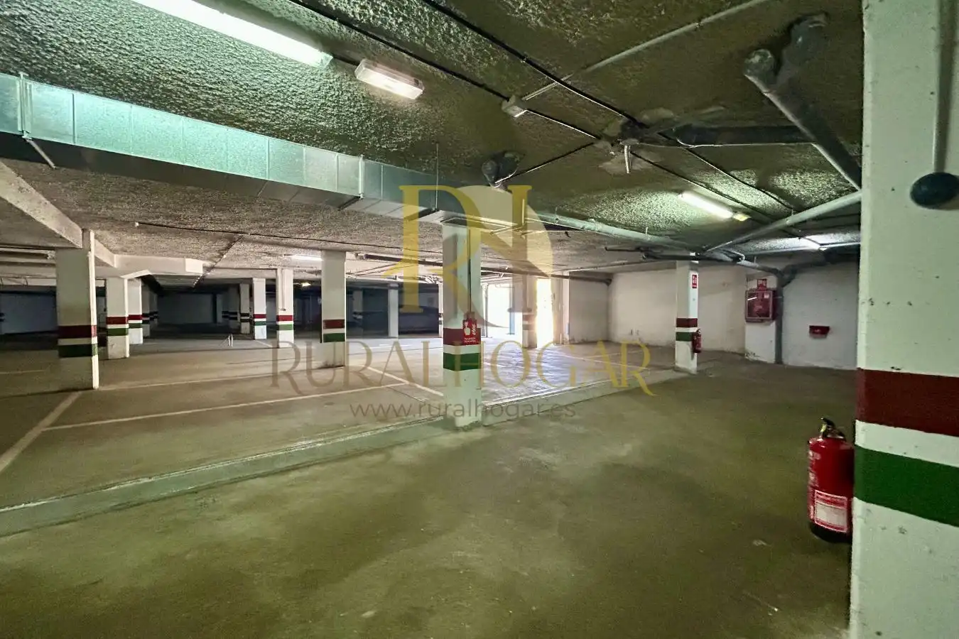 Aparcament de Apartament en venda en Puebla de Lillo amb Calefacció, Traster i Moblat