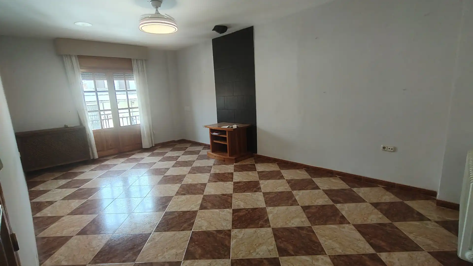 Sala d'estar de Casa o xalet en venda en Baza amb Calefacció i Moblat