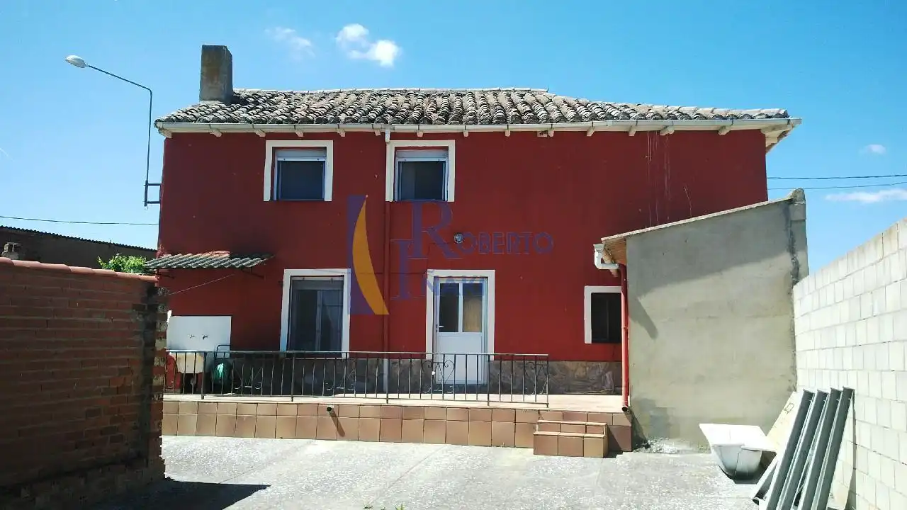 House with garden for sale in Pajares de los Oteros